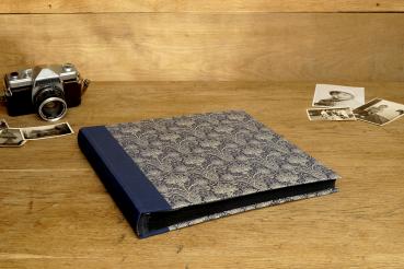 Fotoalbum quadratisch, blaues Einbandpapier mit feinen Ornamenten im Jugendstil, Blauer Leinenrücken